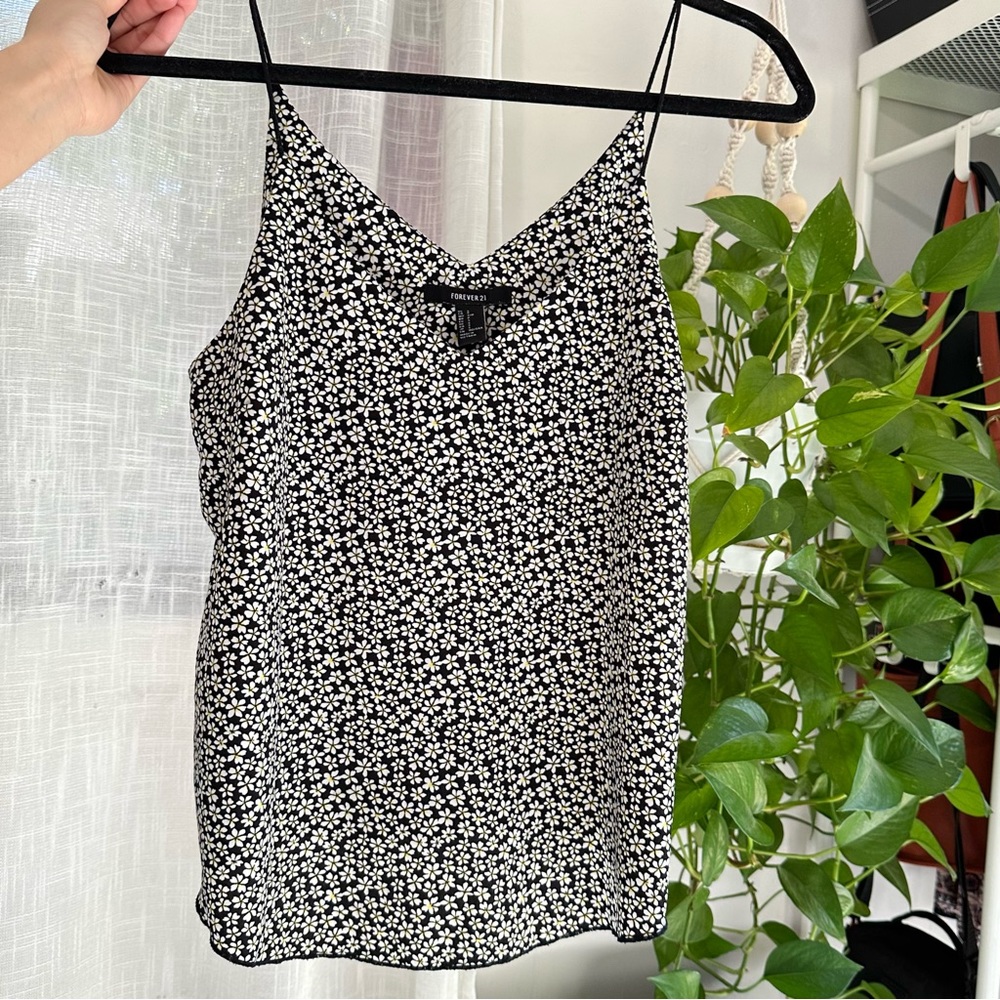 Forever 21 Black and white floral Cami Tank Top Size Small V neck flowy Blouse
